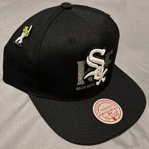Chicago White Sox Riot Fest Mitchell & Ness
Snapback Hat w/ Pins